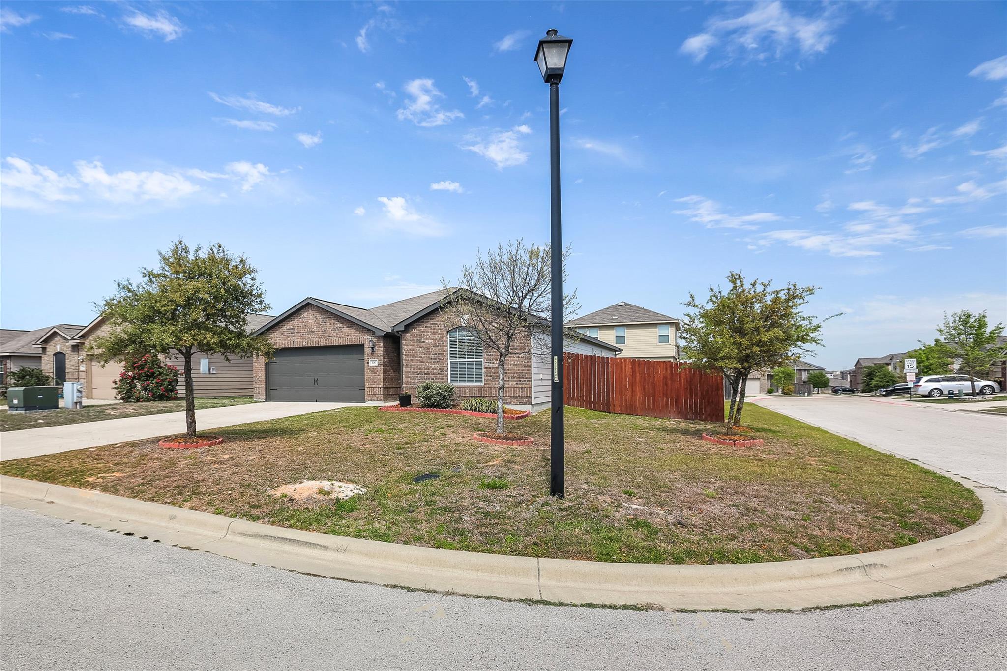 100 Robertson Ln, Jarrell, TX 76537
