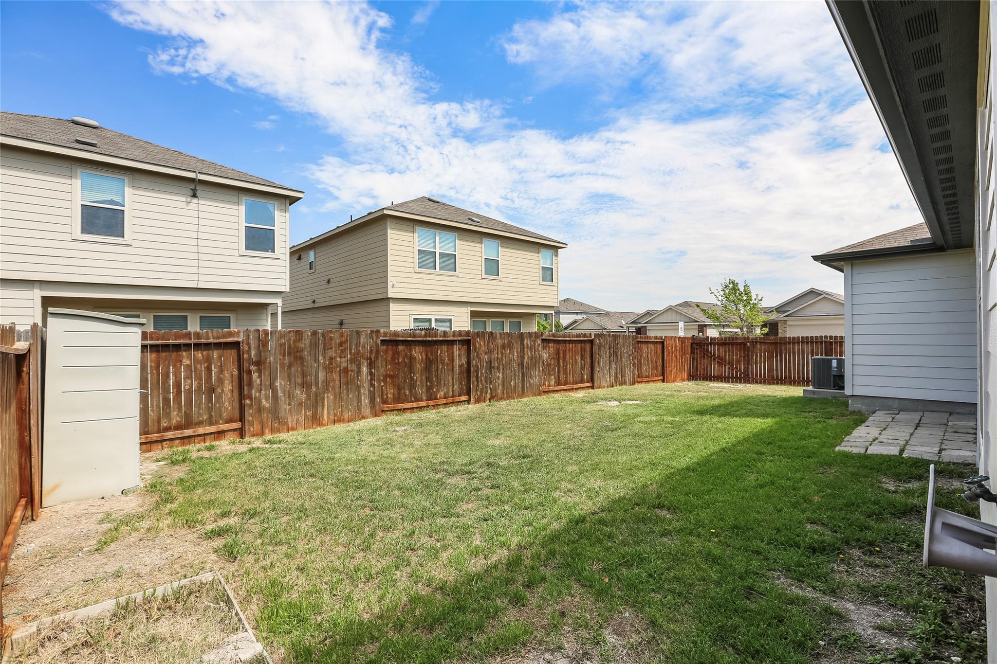 100 Robertson Ln, Jarrell, TX 76537