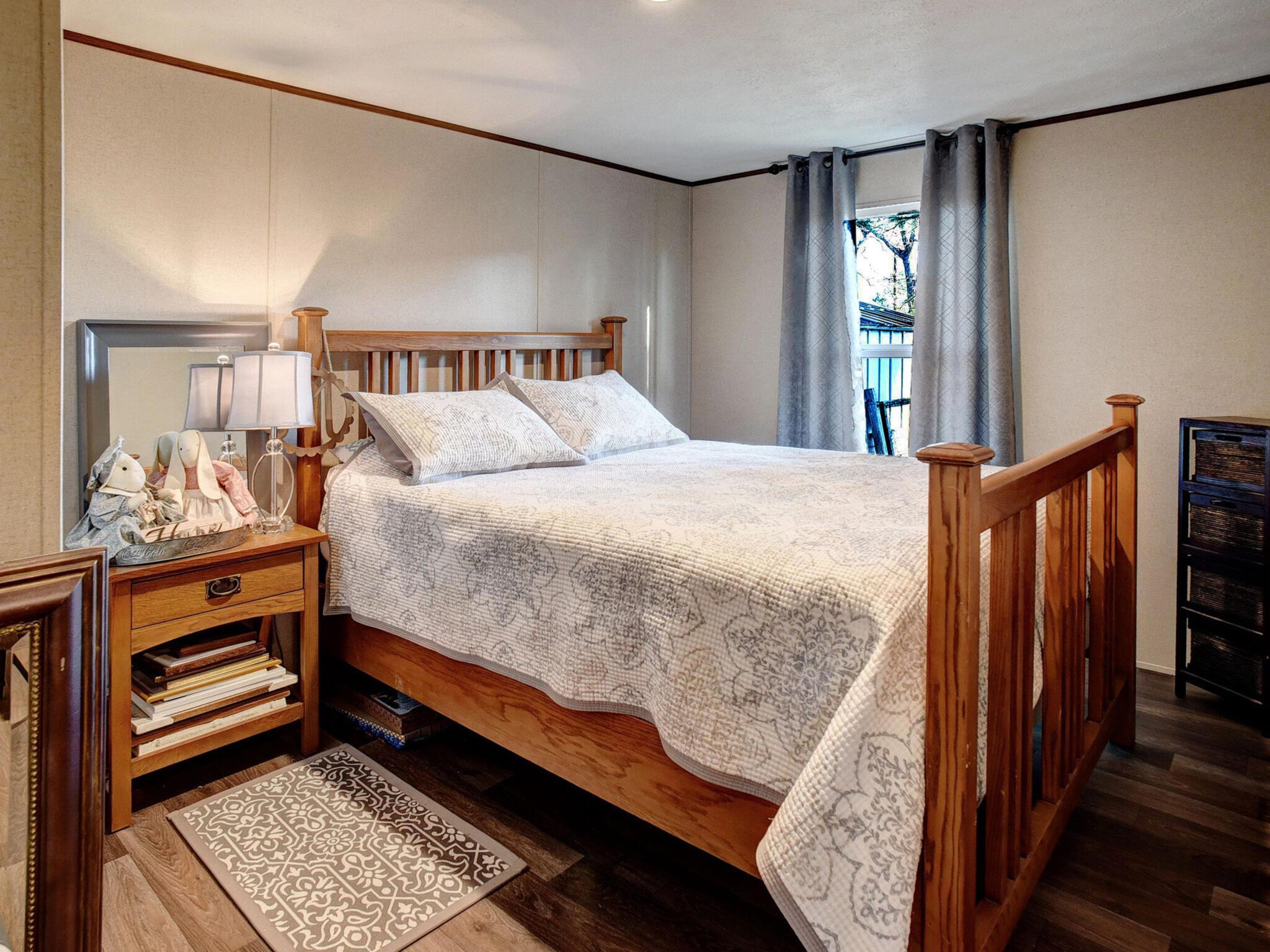 235 Pinehill Dr, Bastrop, TX 78602