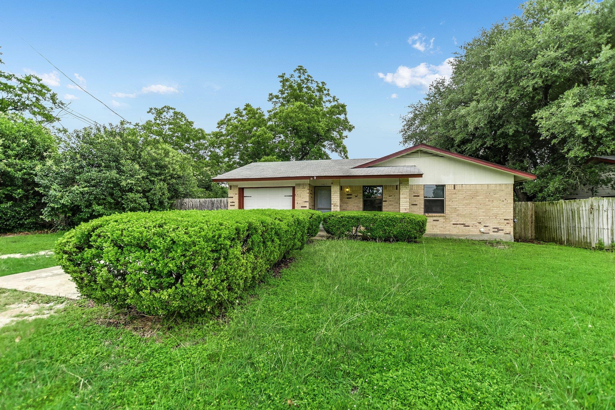 1405 Adams St, Taylor, TX 76574