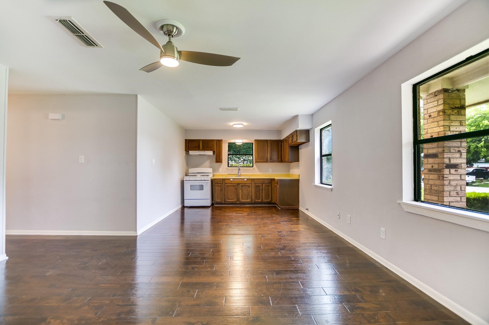 1405 Adams St, Taylor, TX 76574