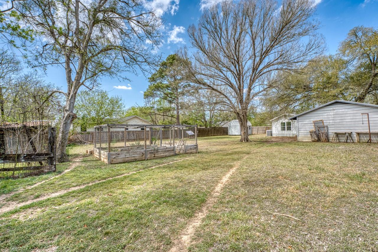 609 Dickson St, Lexington, TX 78947