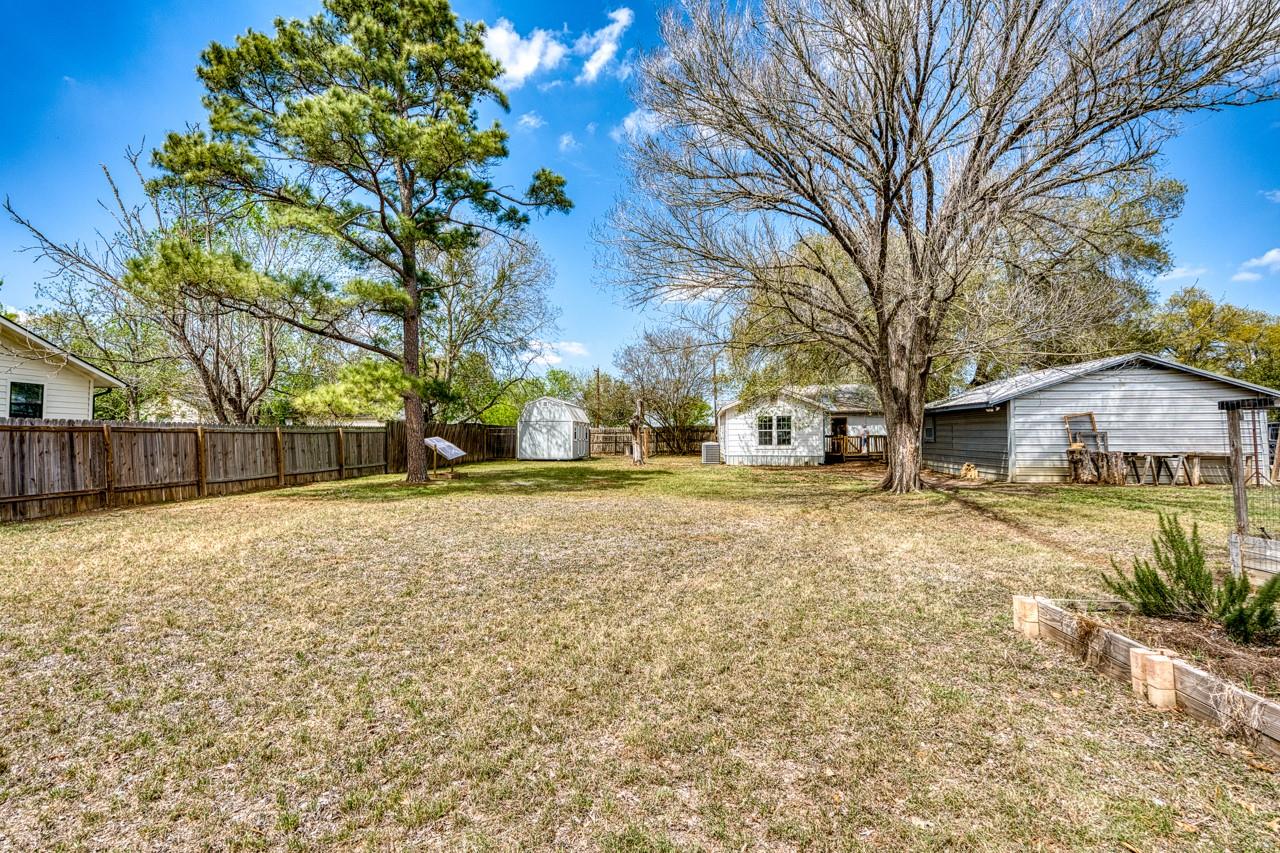 609 Dickson St, Lexington, TX 78947