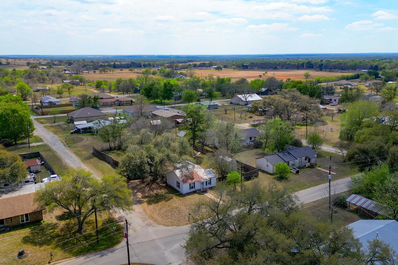 609 Dickson St, Lexington, TX 78947