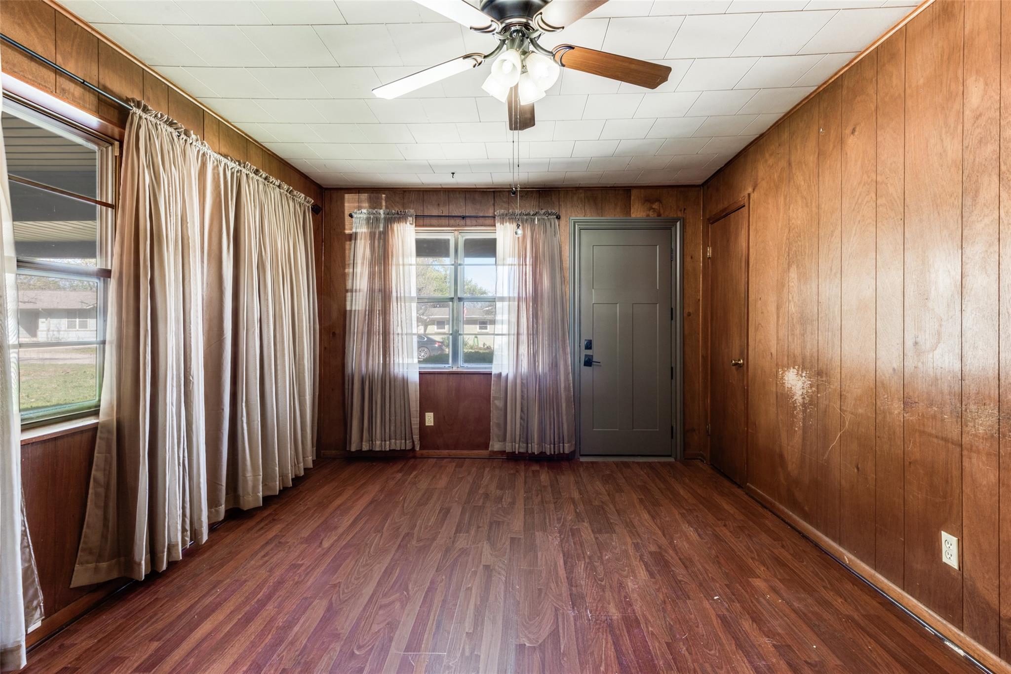 707 Debus Dr, Taylor, TX 76574