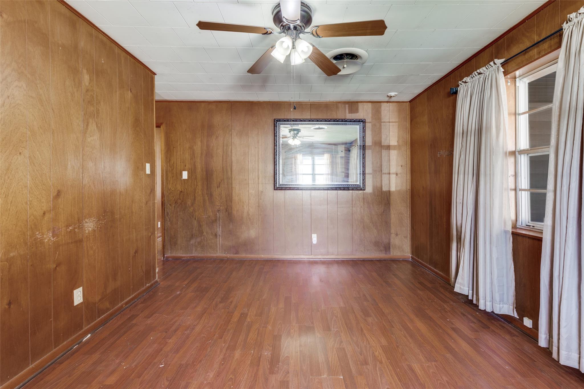 707 Debus Dr, Taylor, TX 76574