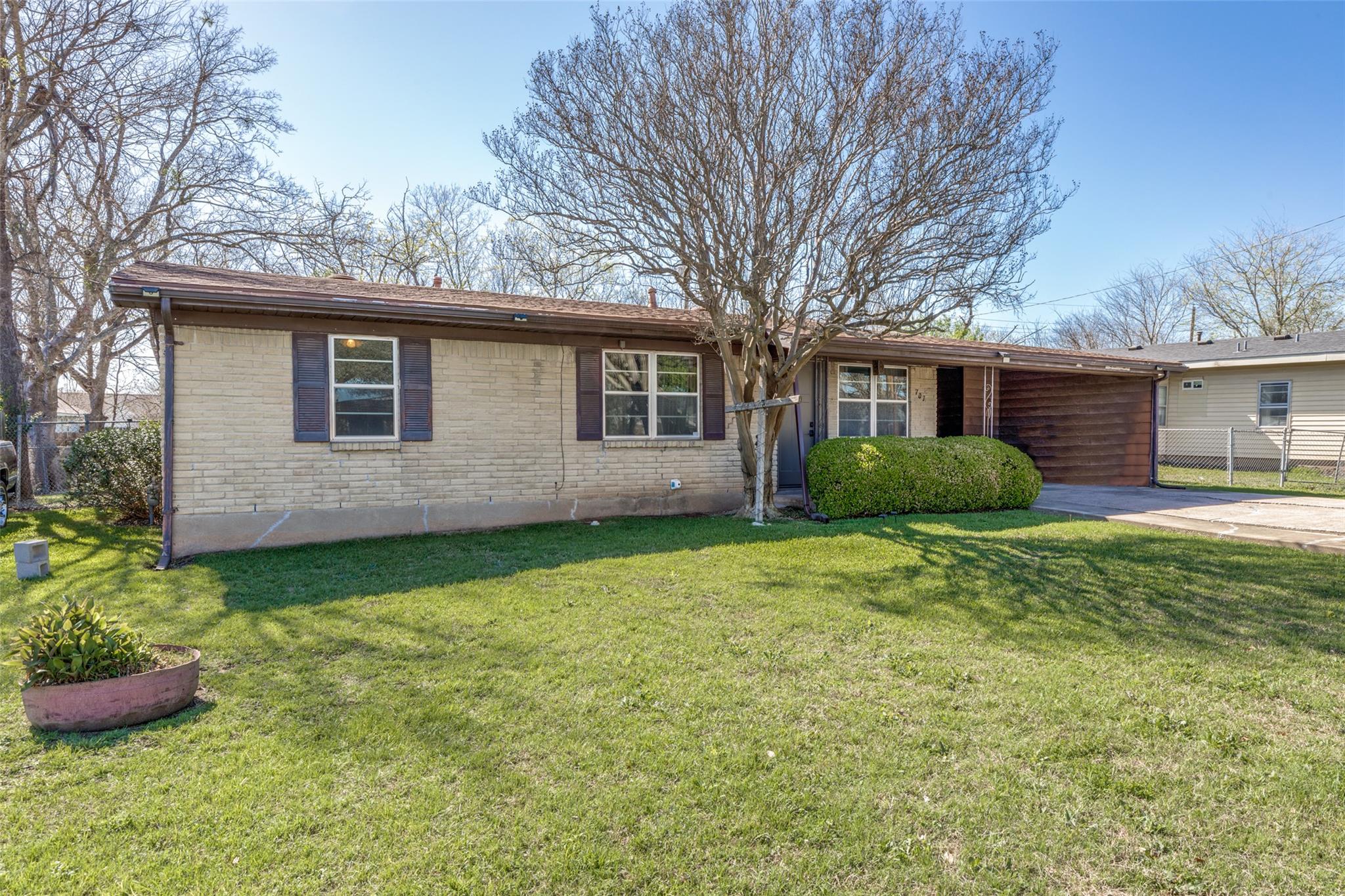 707 Debus Dr, Taylor, TX 76574