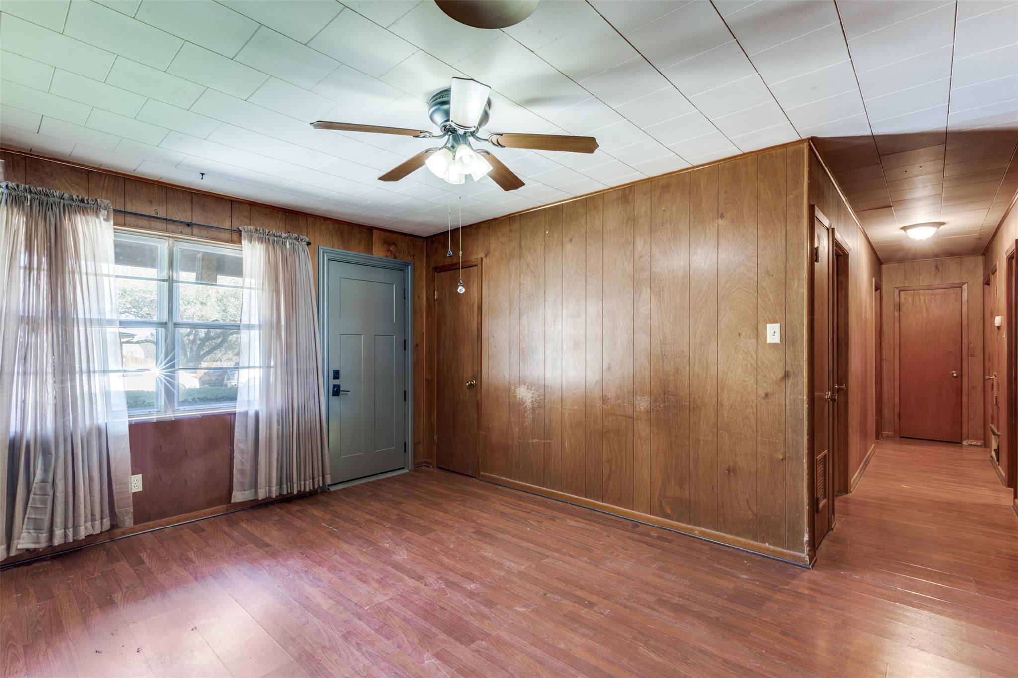 707 Debus Dr, Taylor, TX 76574