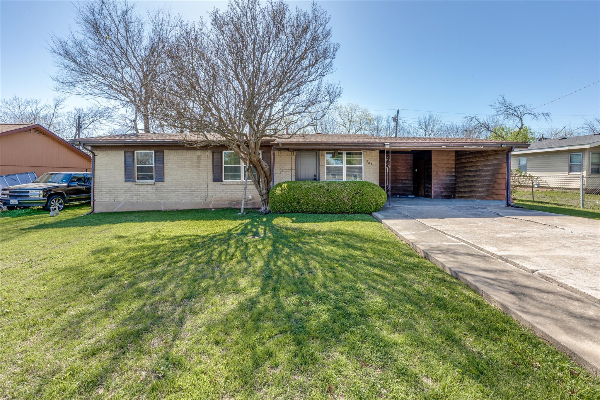 707 Debus Dr, Taylor, TX 76574