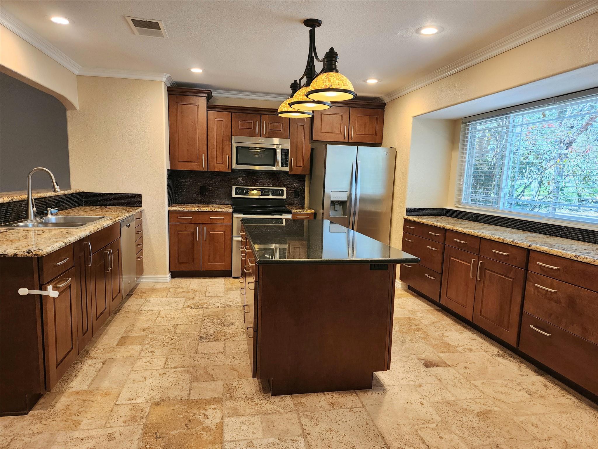 817 Willow Creek Cir, San Marcos, TX 78666