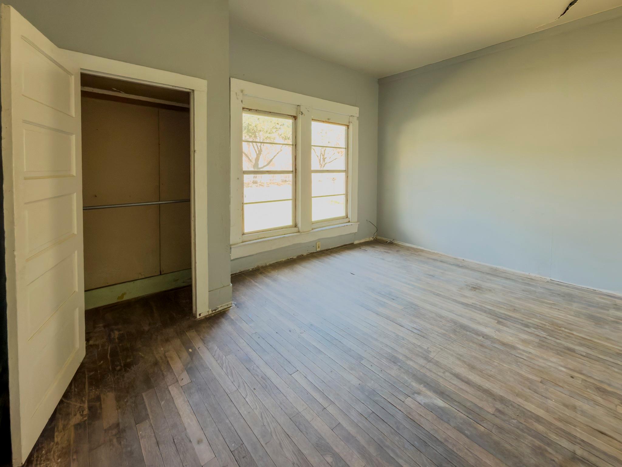 302 E Crockett St, Luling, TX 78648