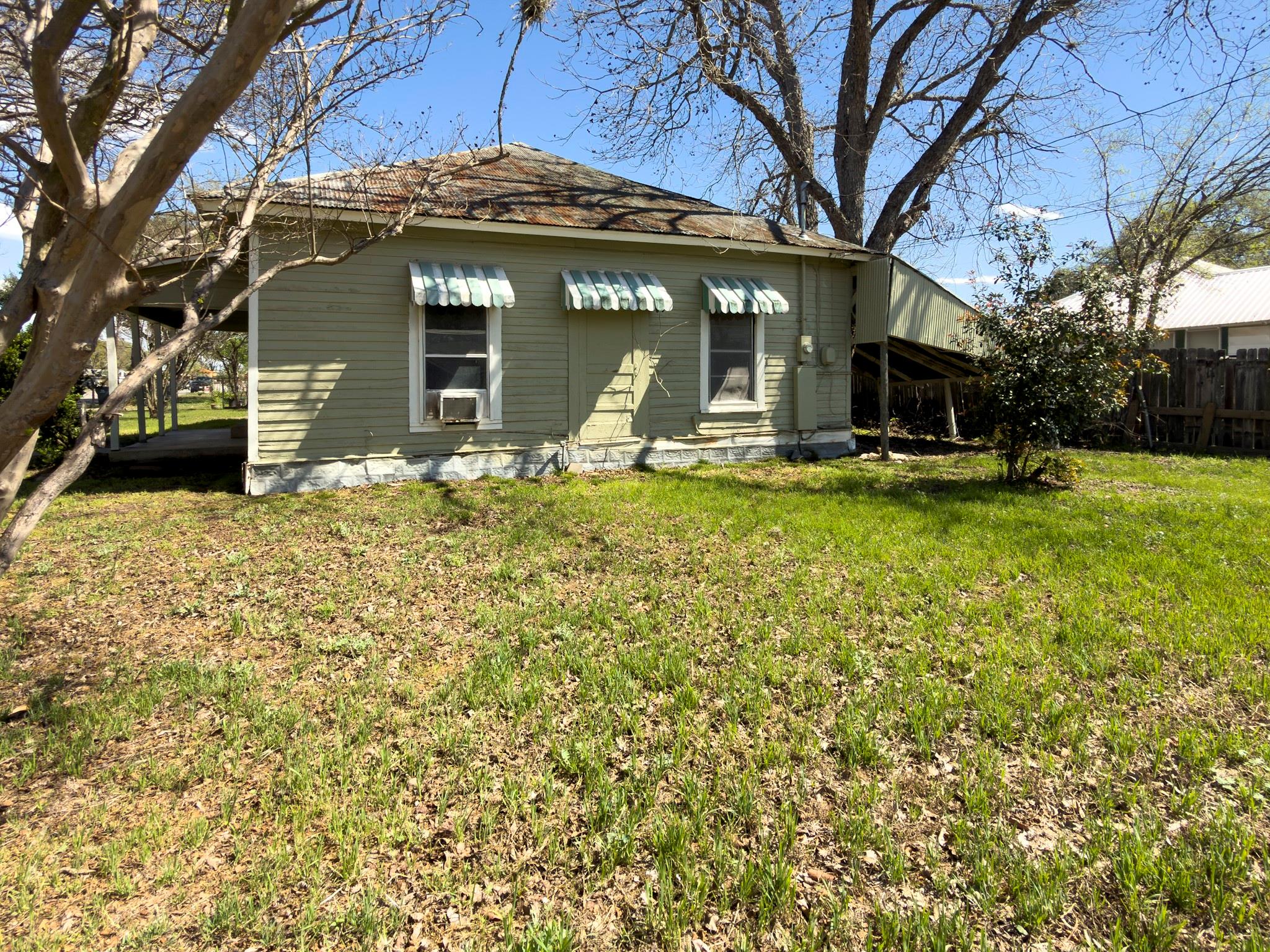 302 E Crockett St, Luling, TX 78648
