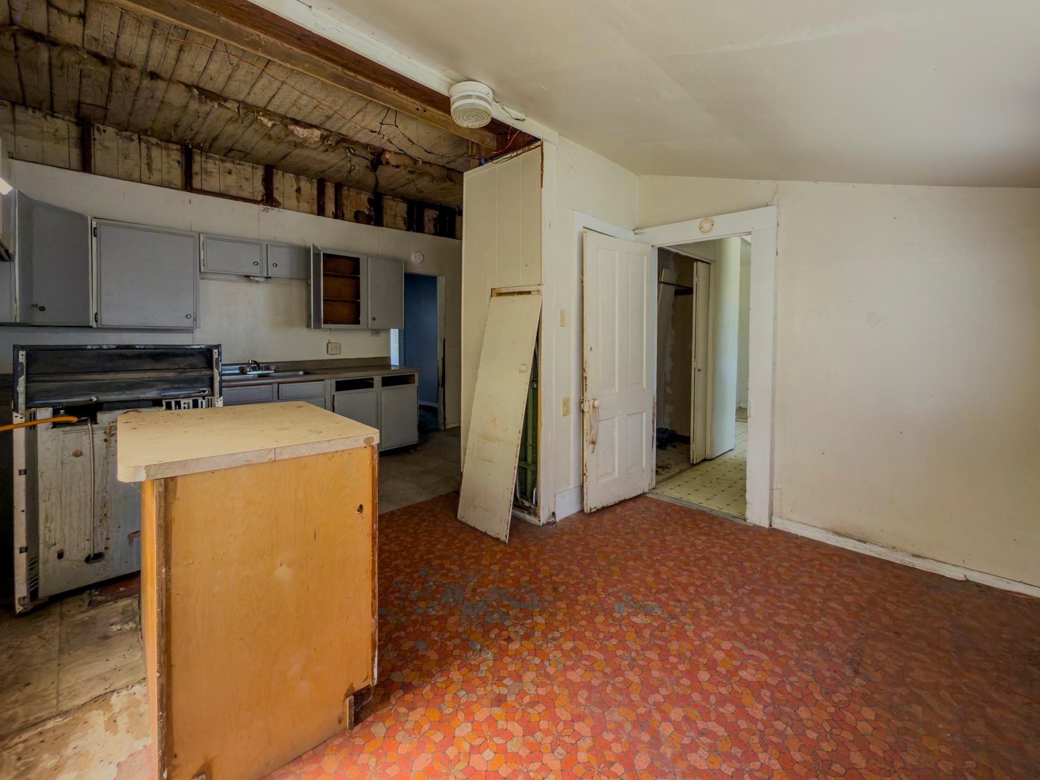 302 E Crockett St, Luling, TX 78648