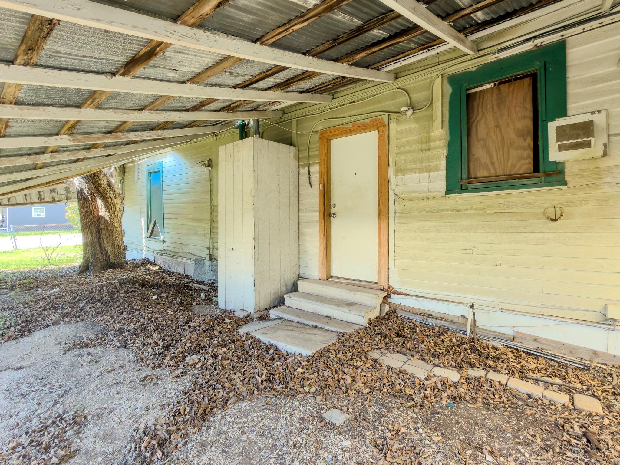 302 E Crockett St, Luling, TX 78648