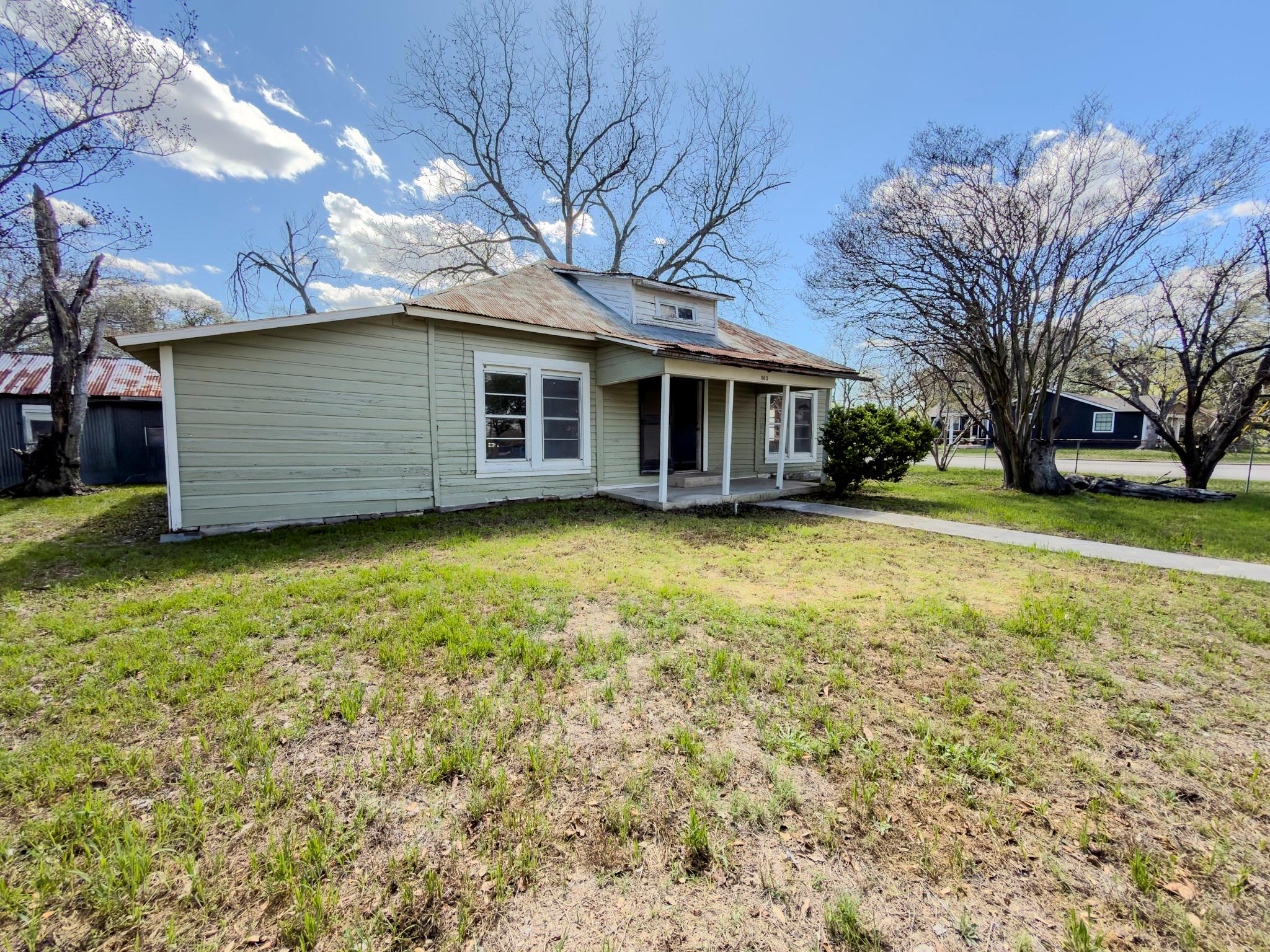 302 E Crockett St, Luling, TX 78648