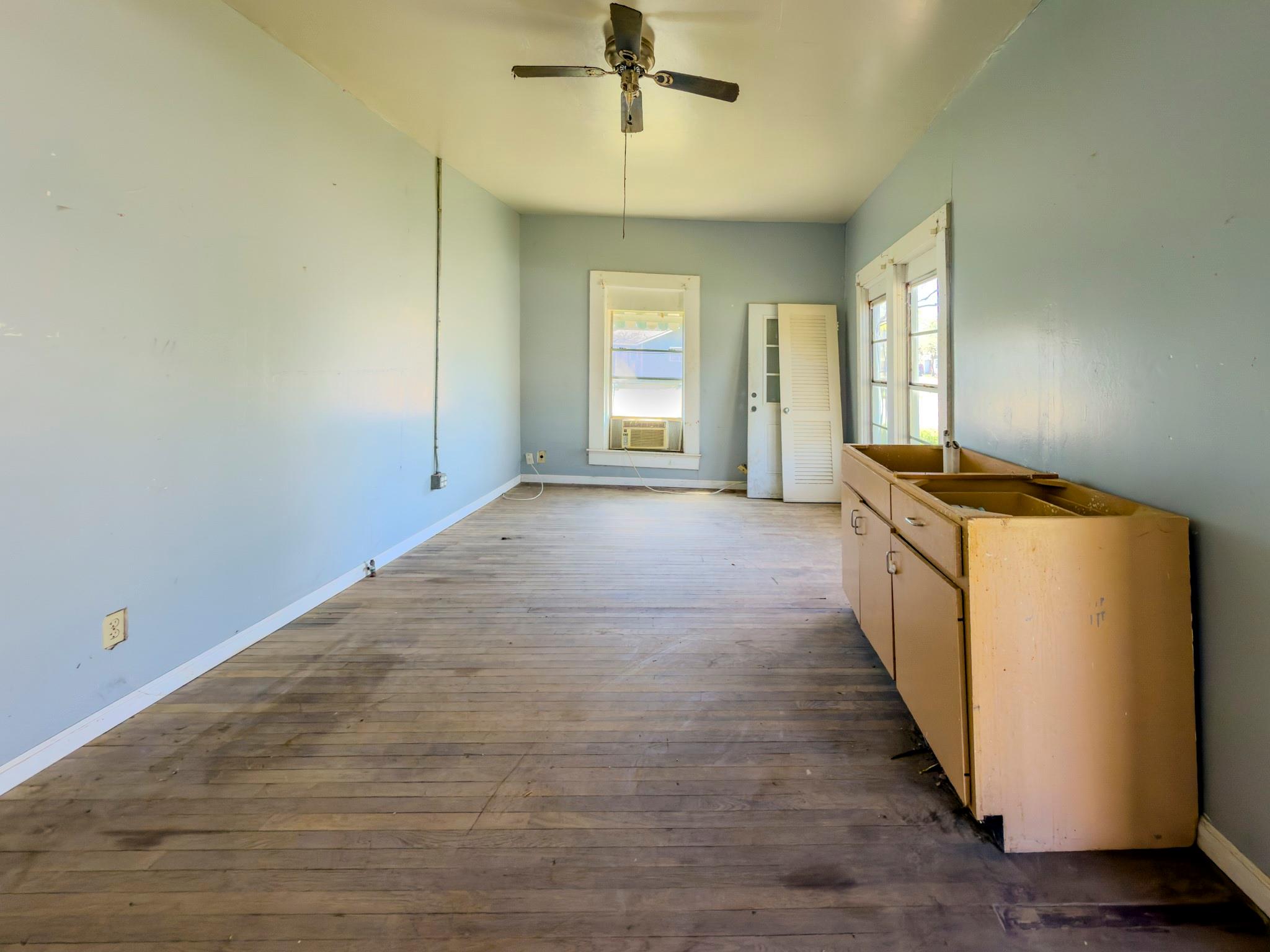 302 E Crockett St, Luling, TX 78648