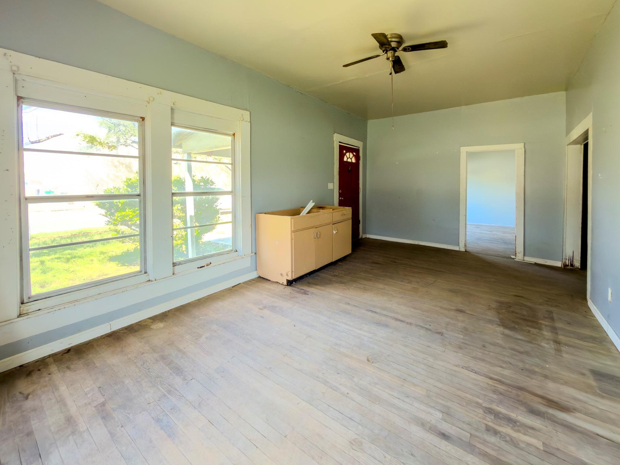 302 E Crockett St, Luling, TX 78648