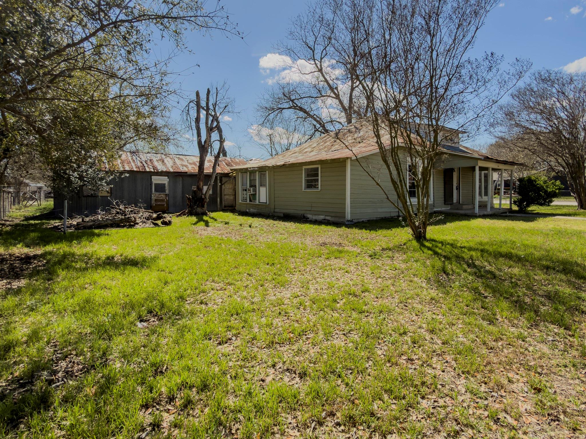302 E Crockett St, Luling, TX 78648