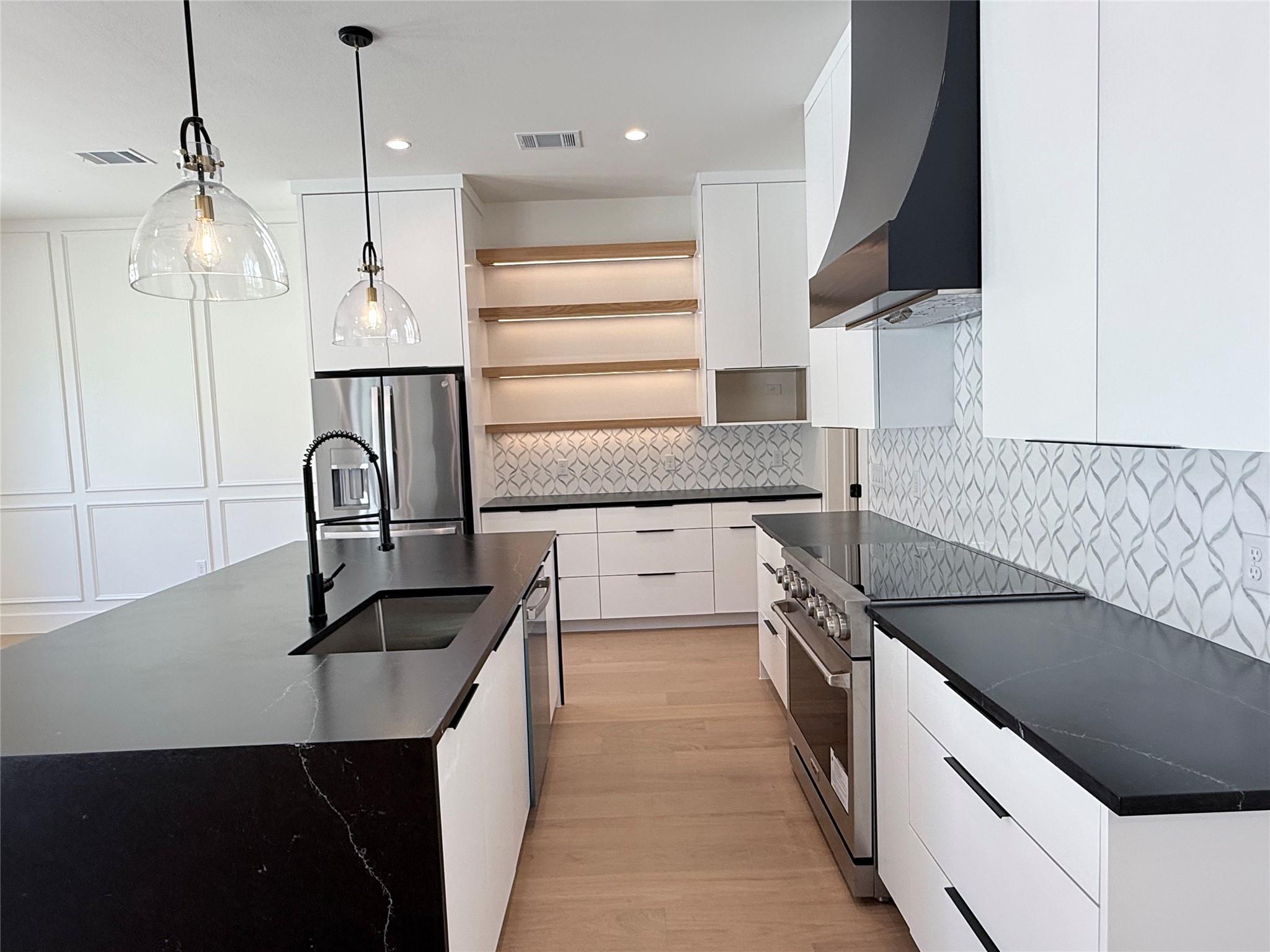 314 Alloway Dr, Spicewood, TX 78669