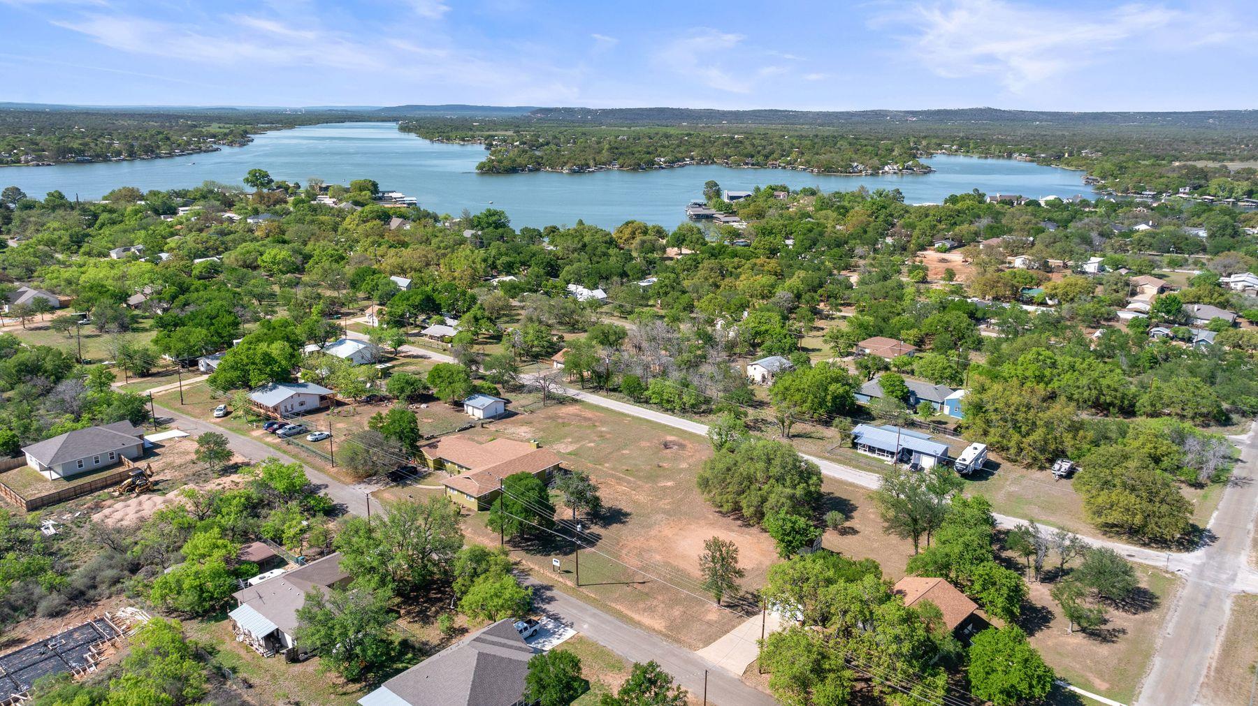 208 Norwood Dr, Granite Shoals, TX 78654