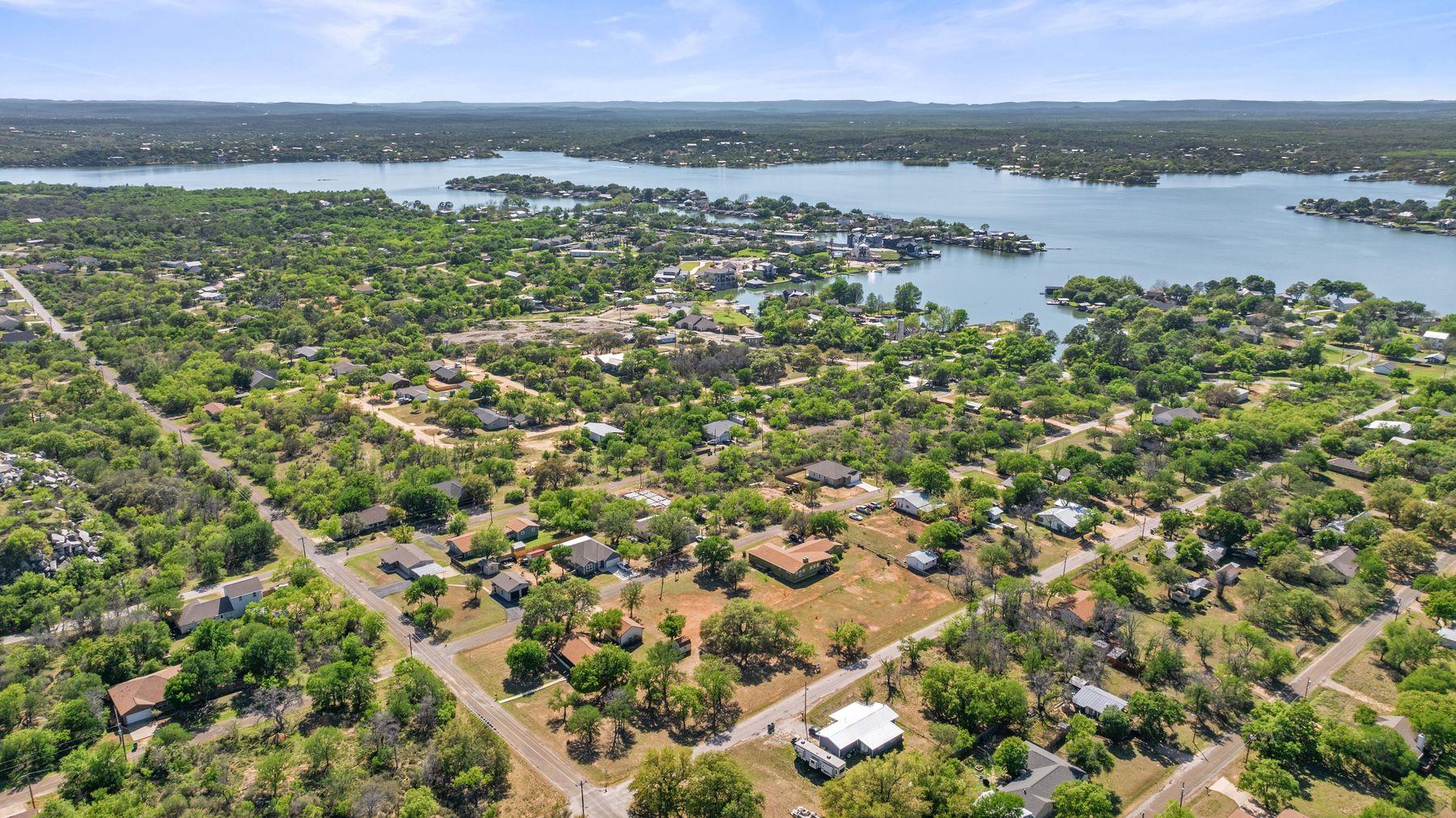 208 Norwood Dr, Granite Shoals, TX 78654