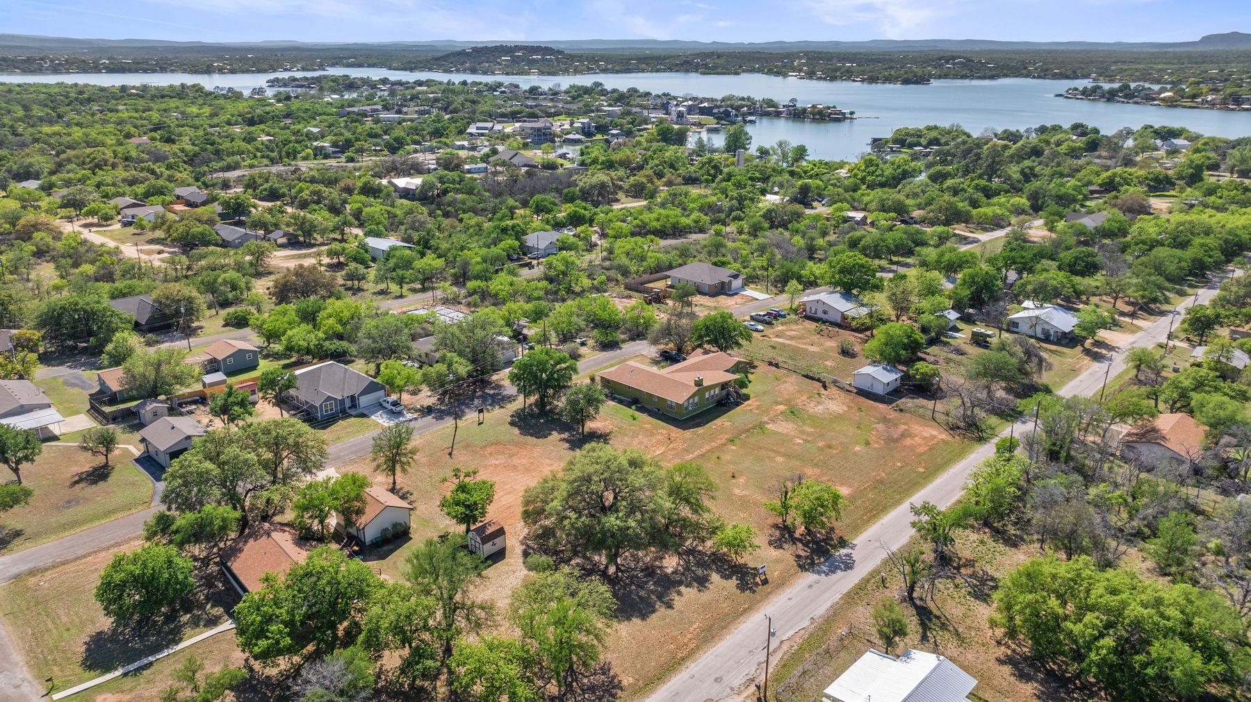 208 Norwood Dr, Granite Shoals, TX 78654