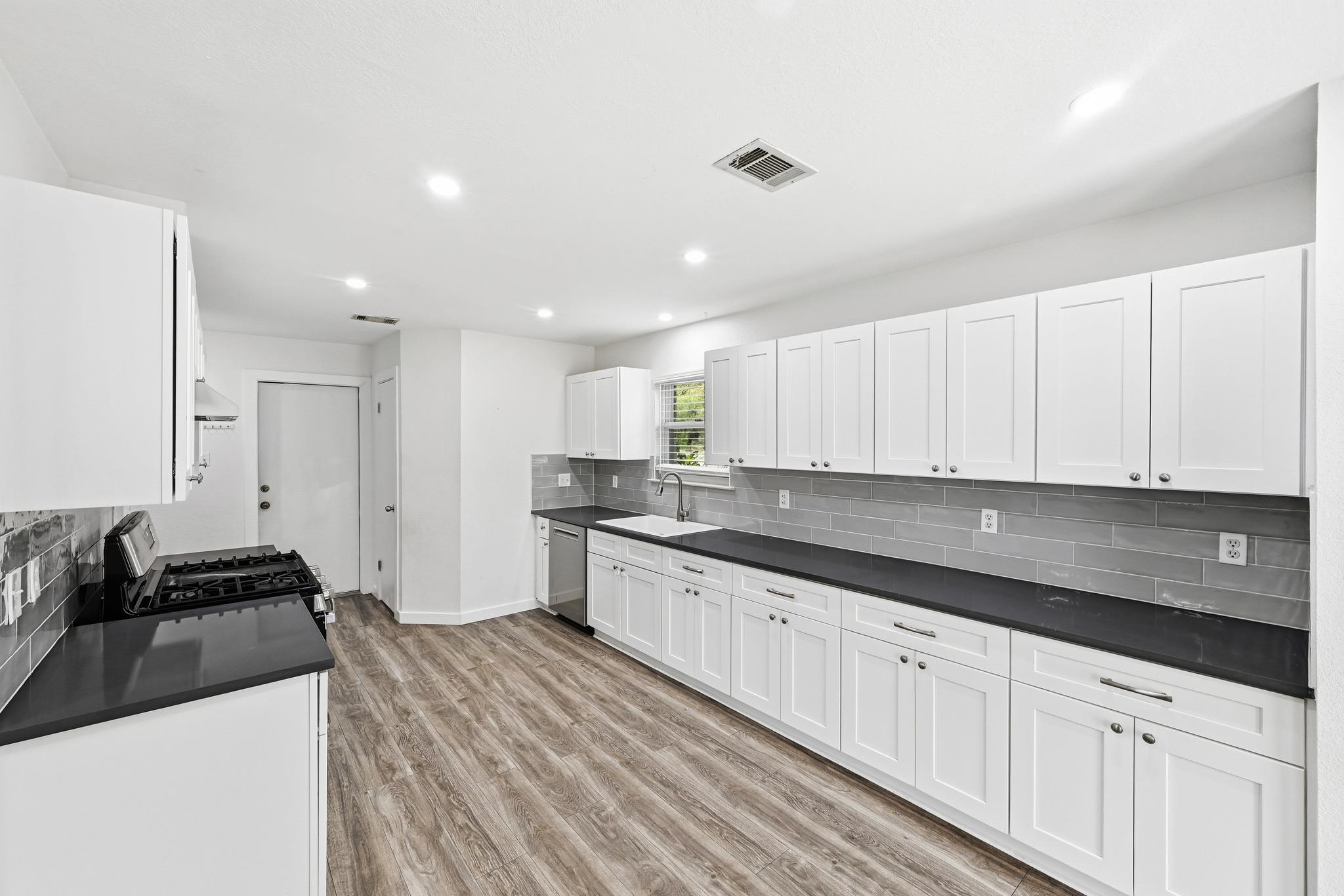 5812 Kayview Dr, Austin, TX 78749