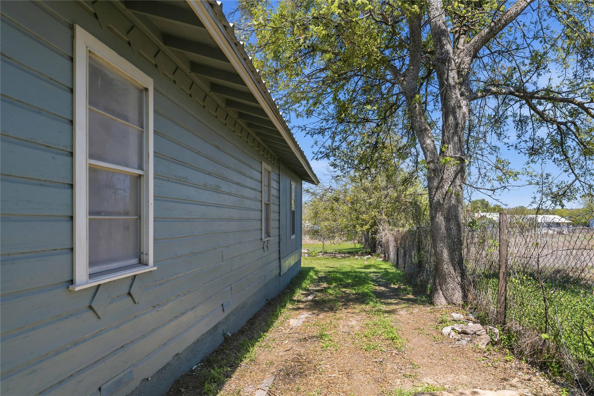 1604 5th St, Goldthwaite, TX 76844