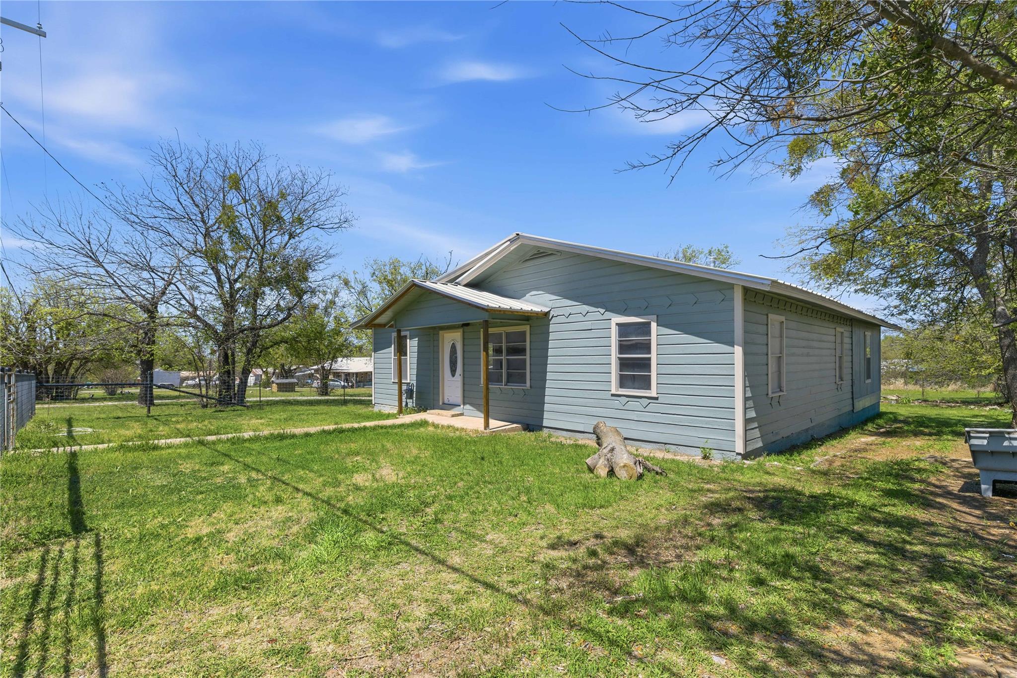 1604 5th St, Goldthwaite, TX 76844