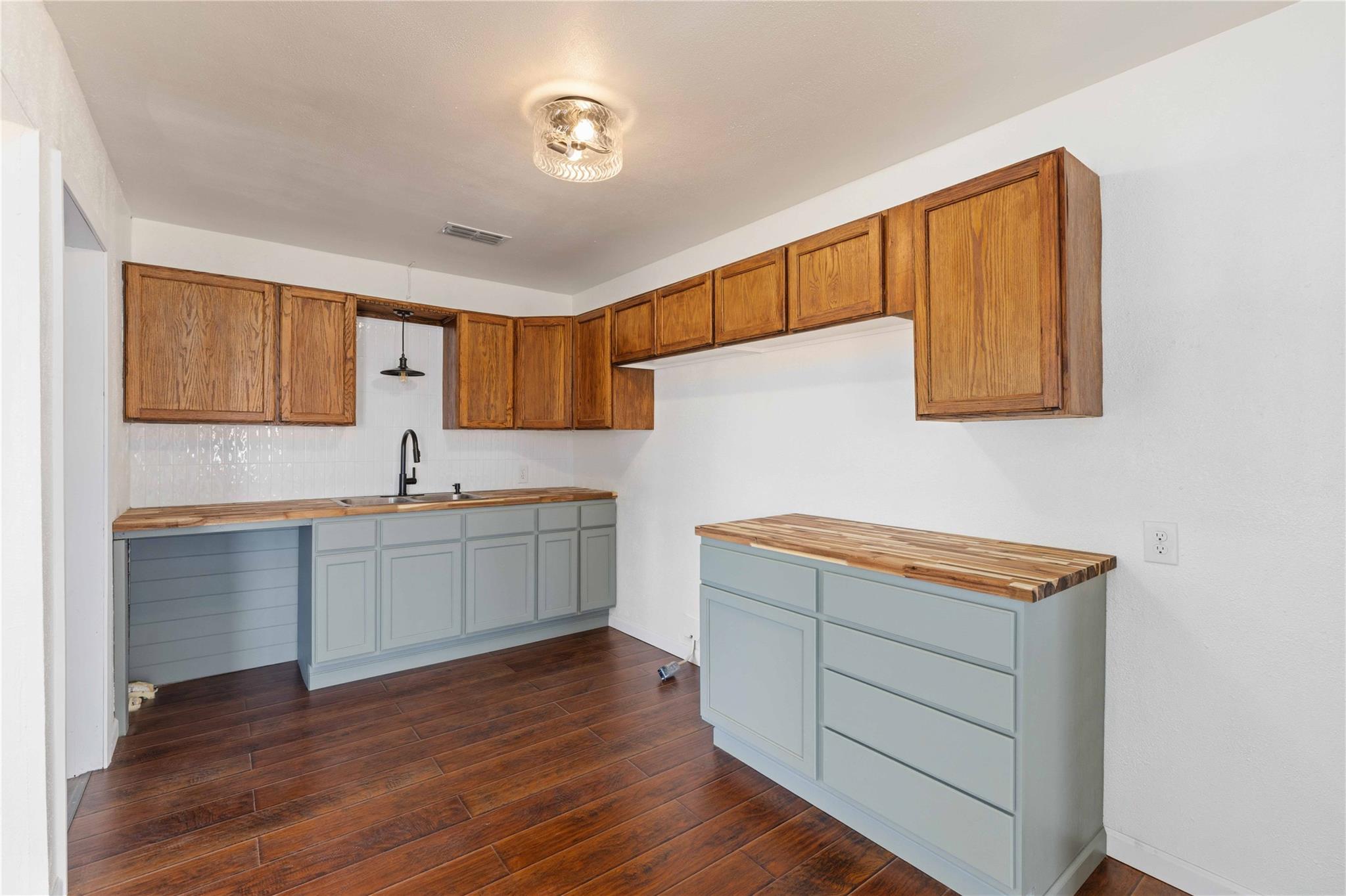 1604 5th St, Goldthwaite, TX 76844