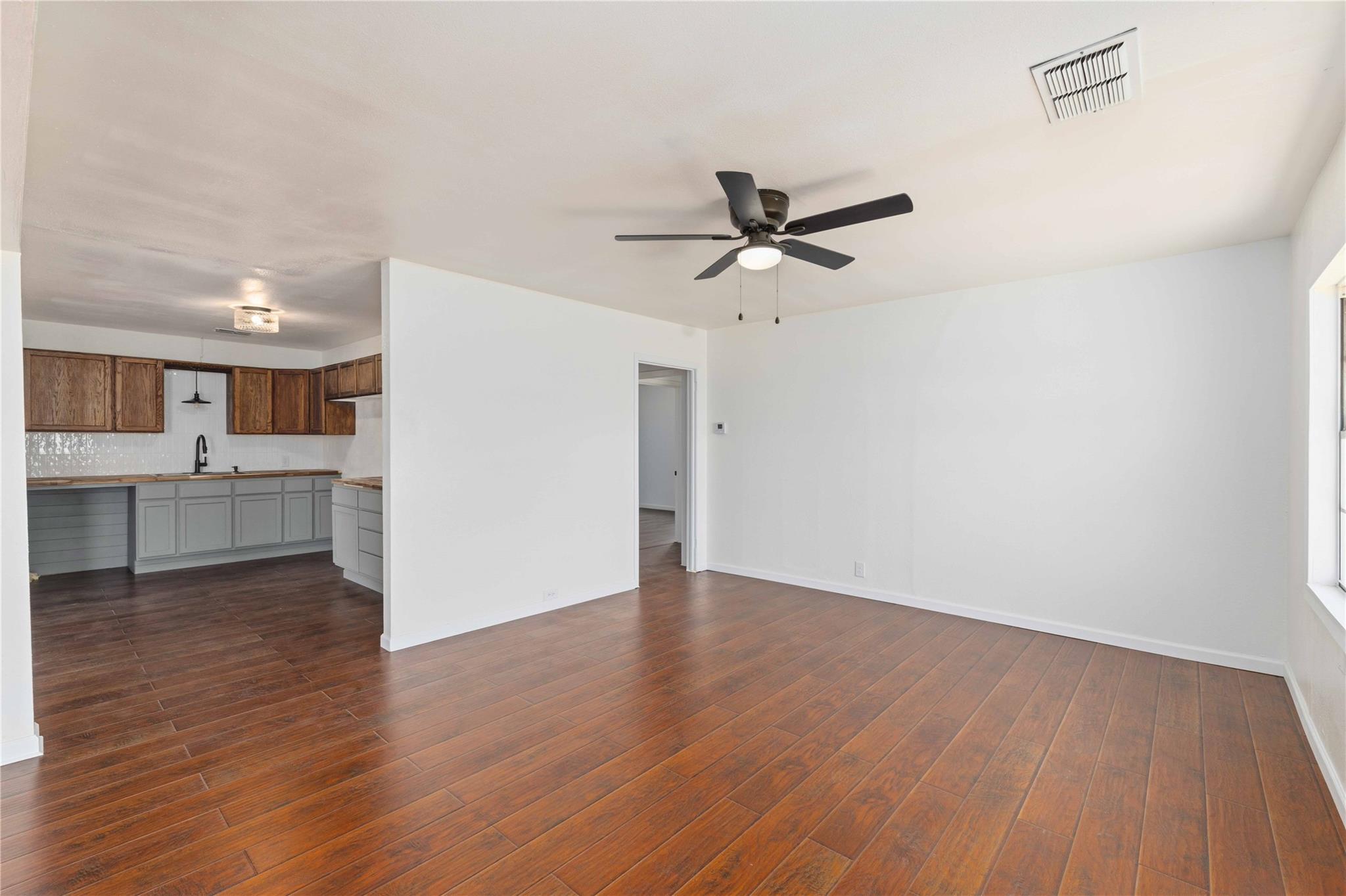 1604 5th St, Goldthwaite, TX 76844