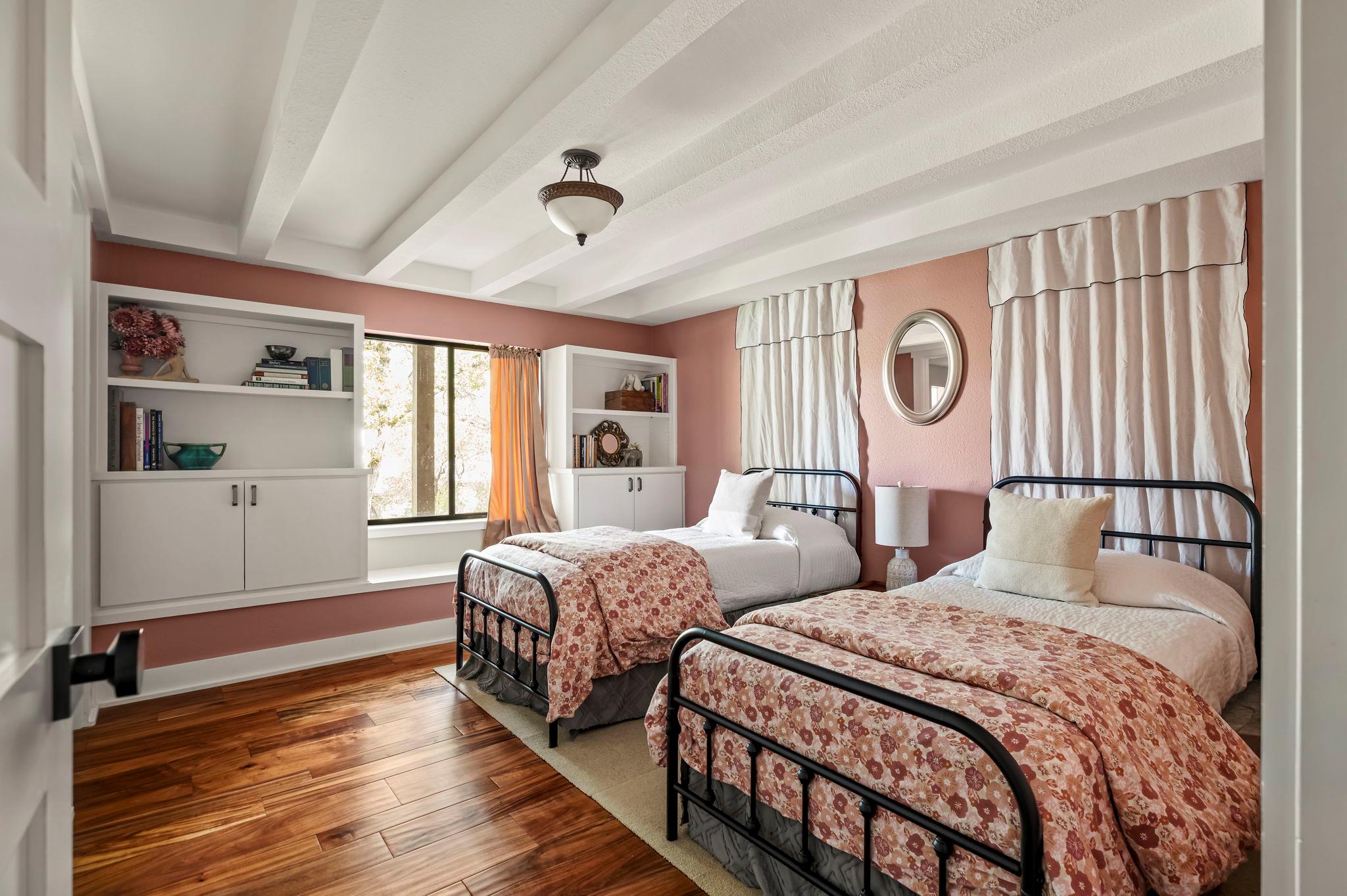 1701 Cresthaven Dr, Austin, TX 78704