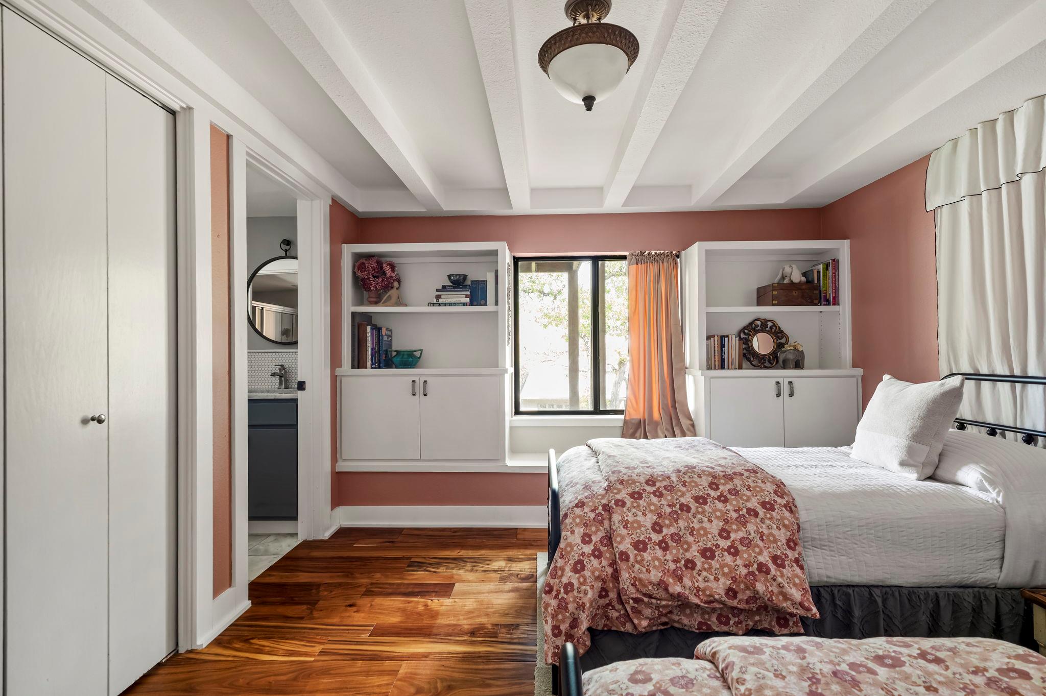 1701 Cresthaven Dr, Austin, TX 78704