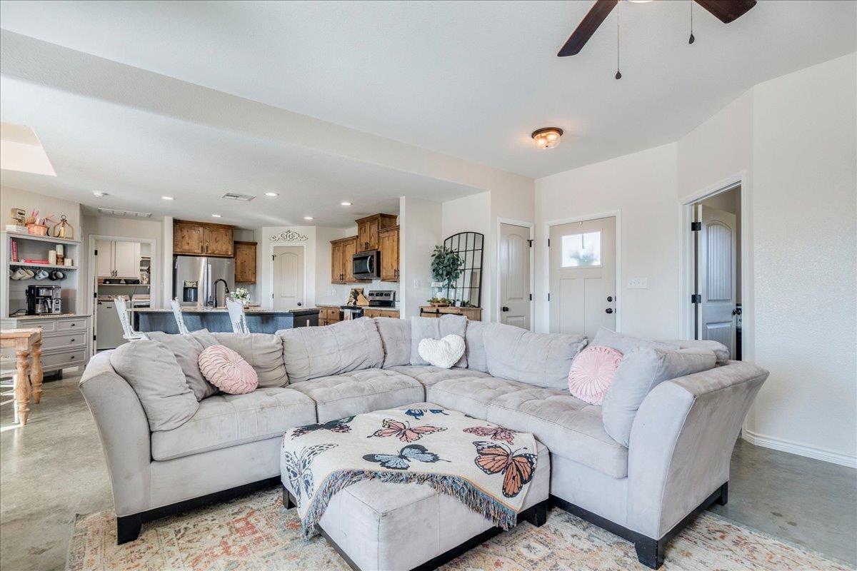 1172 Limestone Dr, Lampasas, TX 76550