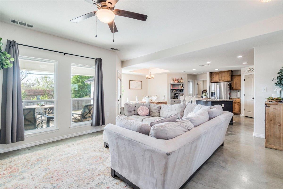 1172 Limestone Dr, Lampasas, TX 76550