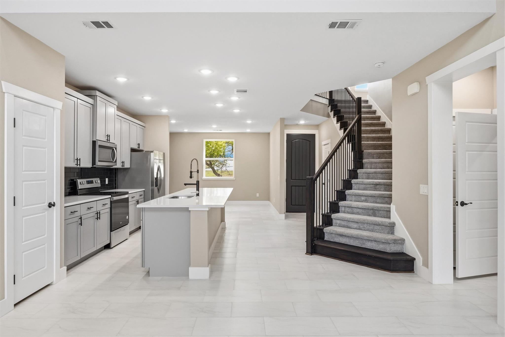 17503 Panorama Dr, Dripping Springs, TX 78620