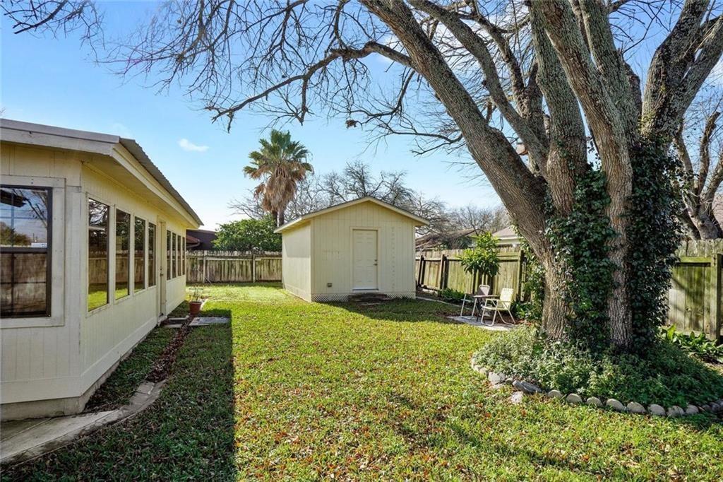 813 S Guadalupe St, Lockhart, TX 78644