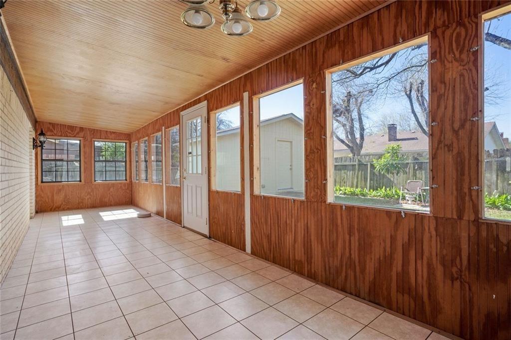 813 S Guadalupe St, Lockhart, TX 78644