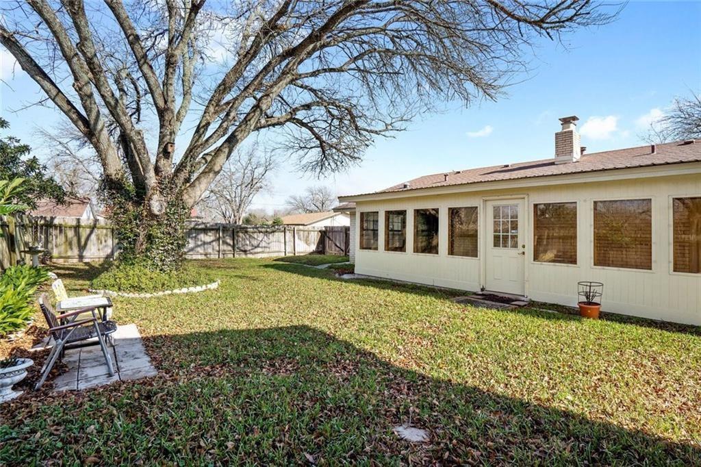 813 S Guadalupe St, Lockhart, TX 78644