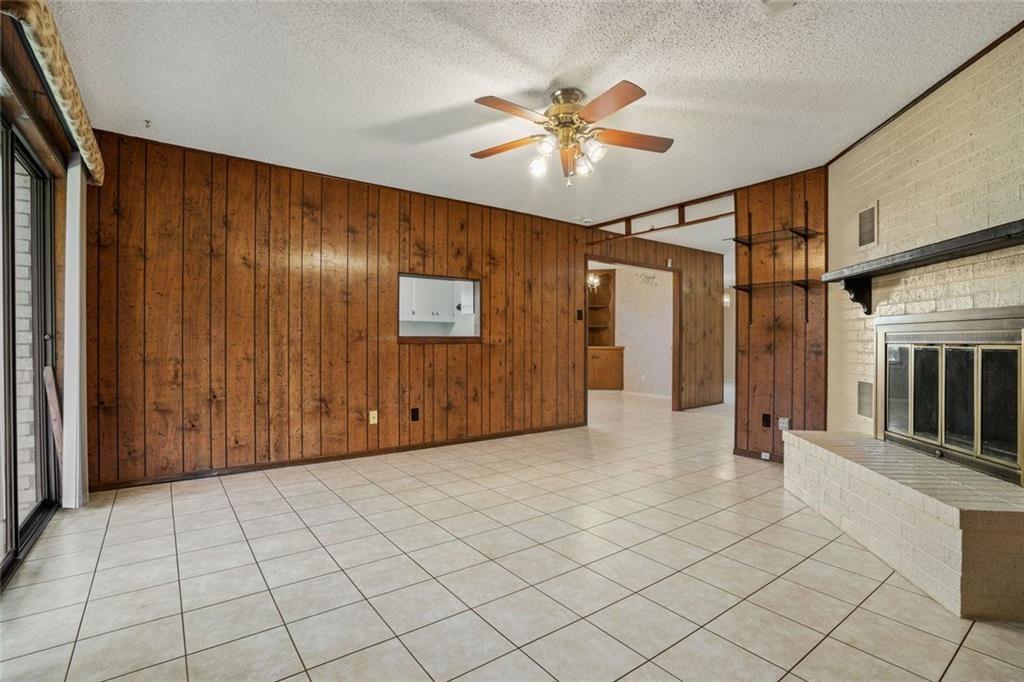 813 S Guadalupe St, Lockhart, TX 78644