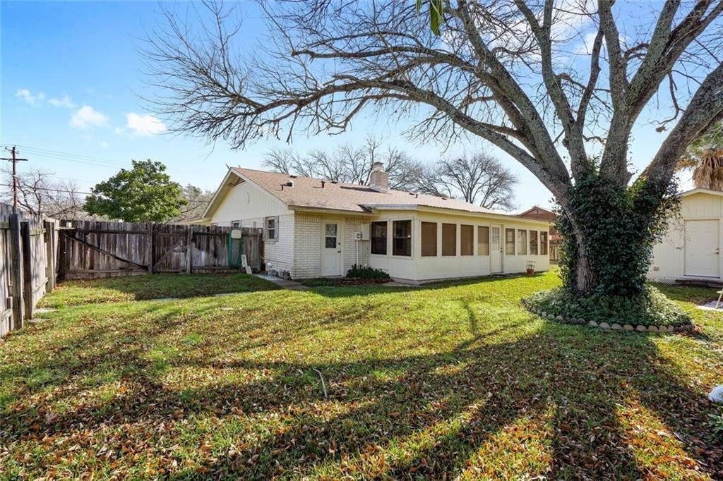 813 S Guadalupe St, Lockhart, TX 78644
