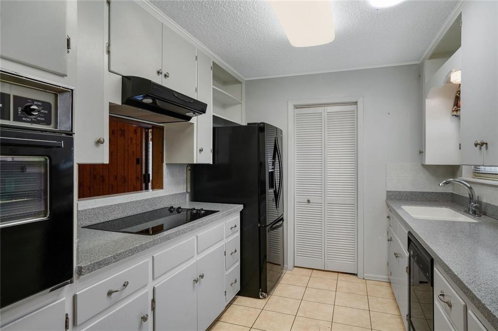 813 S Guadalupe St, Lockhart, TX 78644