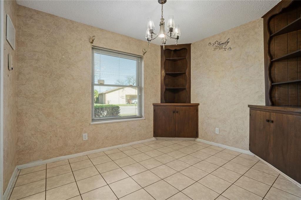 813 S Guadalupe St, Lockhart, TX 78644