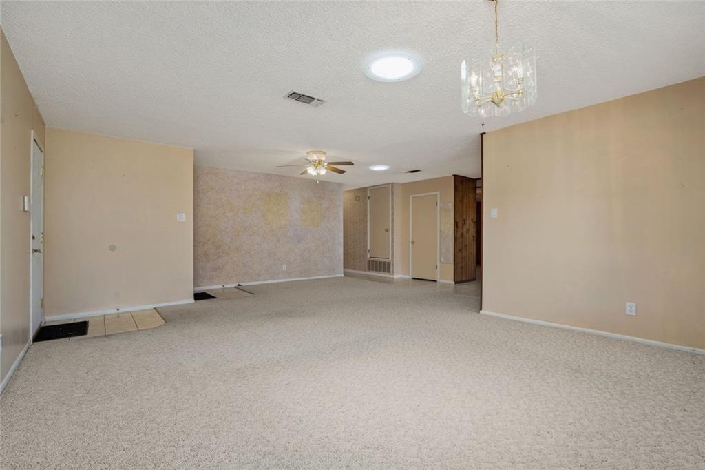 813 S Guadalupe St, Lockhart, TX 78644