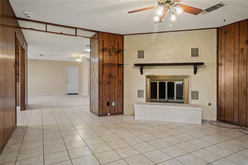 813 S Guadalupe St, Lockhart, TX 78644