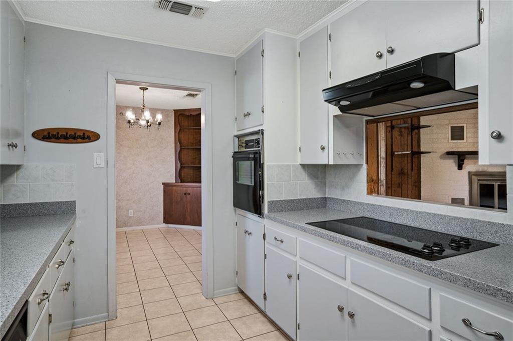 813 S Guadalupe St, Lockhart, TX 78644