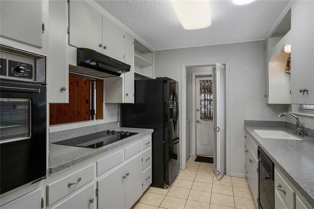 813 S Guadalupe St, Lockhart, TX 78644