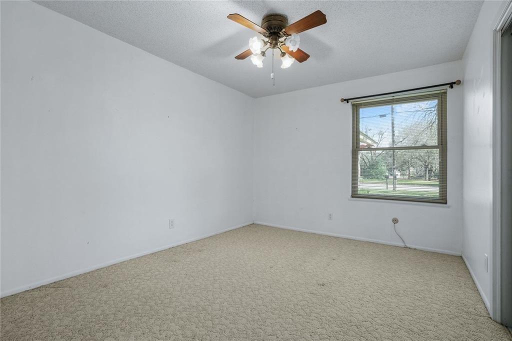 813 S Guadalupe St, Lockhart, TX 78644