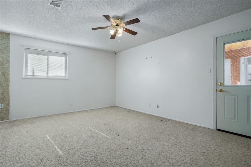 813 S Guadalupe St, Lockhart, TX 78644