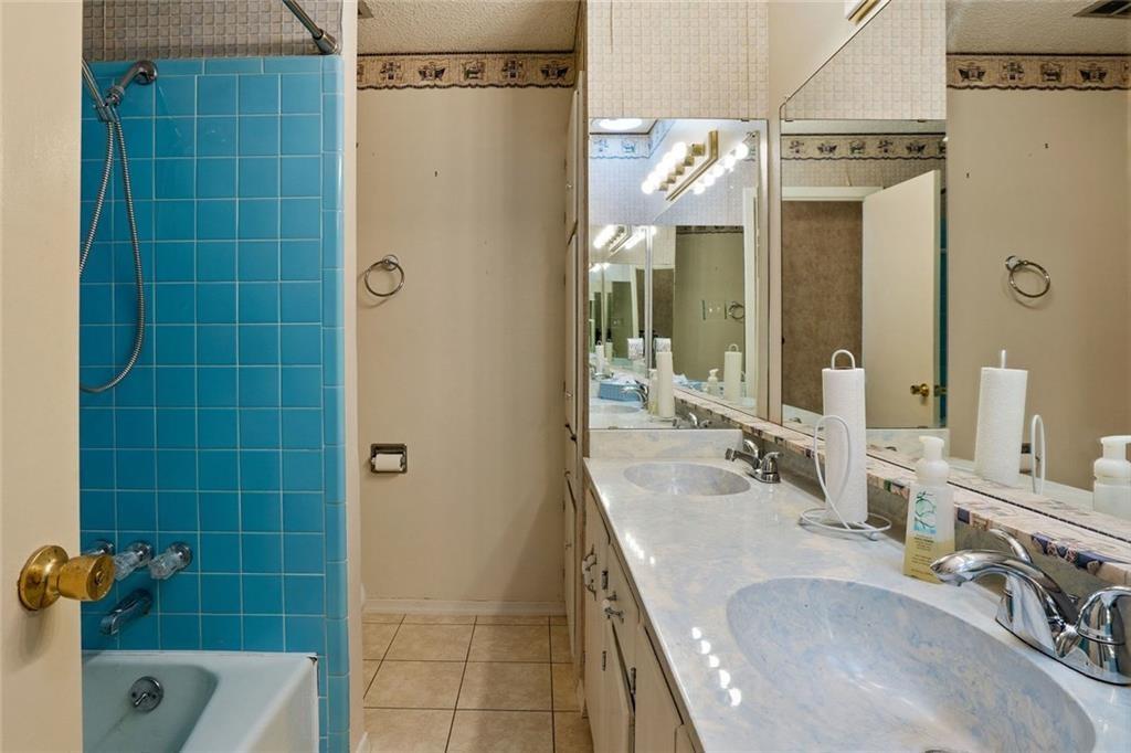 813 S Guadalupe St, Lockhart, TX 78644